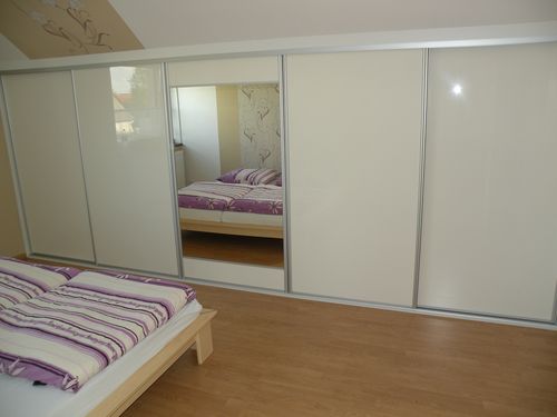 Szafy i garderoby na wymiar 02 - Półki i drążki